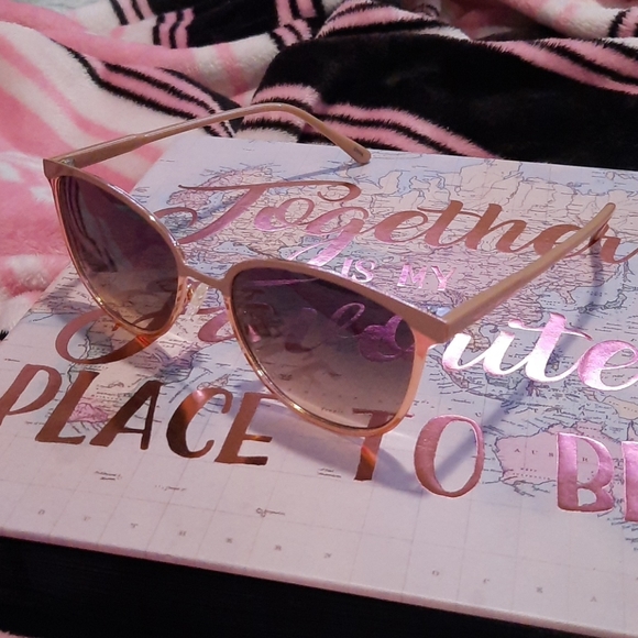 Sunglasses from LAUNDRY by DESIGN - Picture 2 of 8